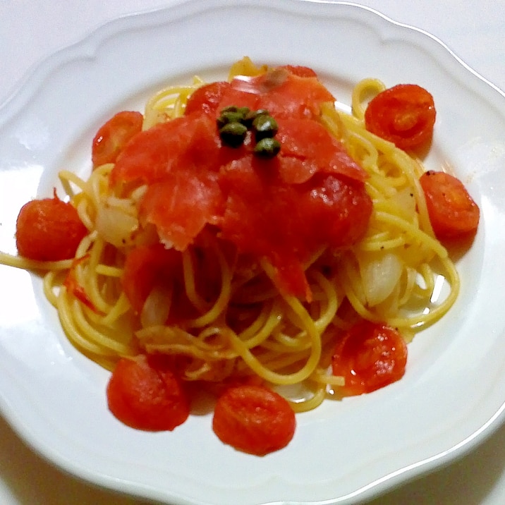 スモークサーモンとミニトマトのスパゲティ